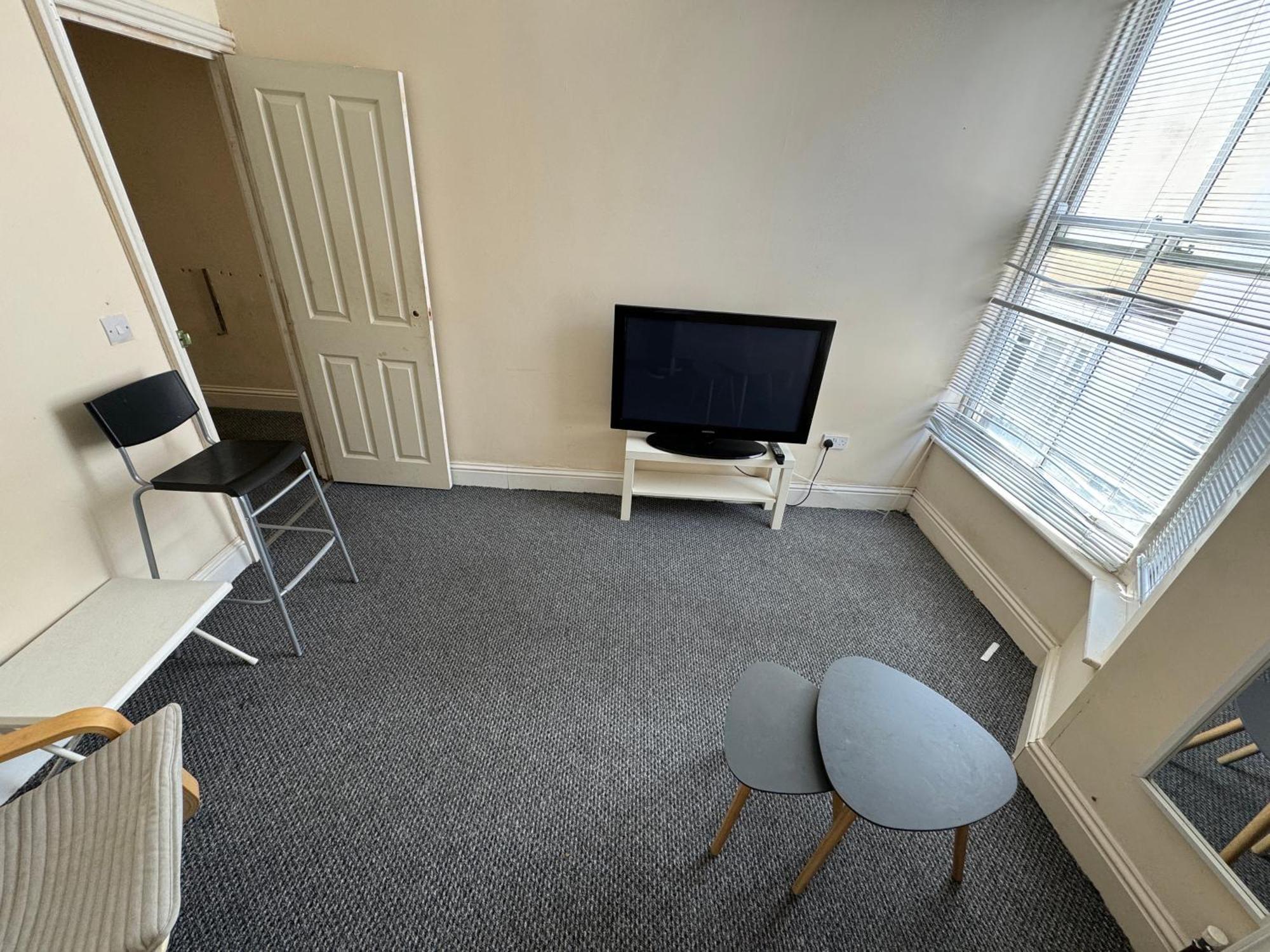 Homestay In Shared Property Central *